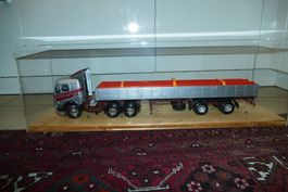 Mercedes LKW beladen auf Holzsockel mit Plexiglashaube