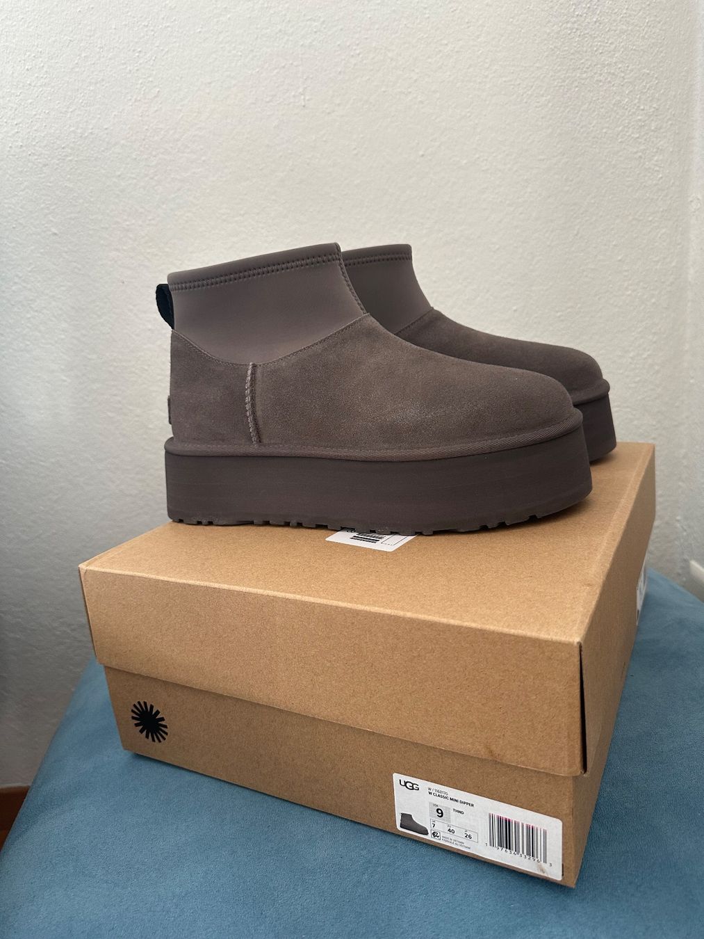 Ugg Scarpe da donna: Neue UGG CLASSIC MINI DIPPER CHESTNUT – Nuovo e nell'imballaggio originale da Bern venduto da nas_8vxm