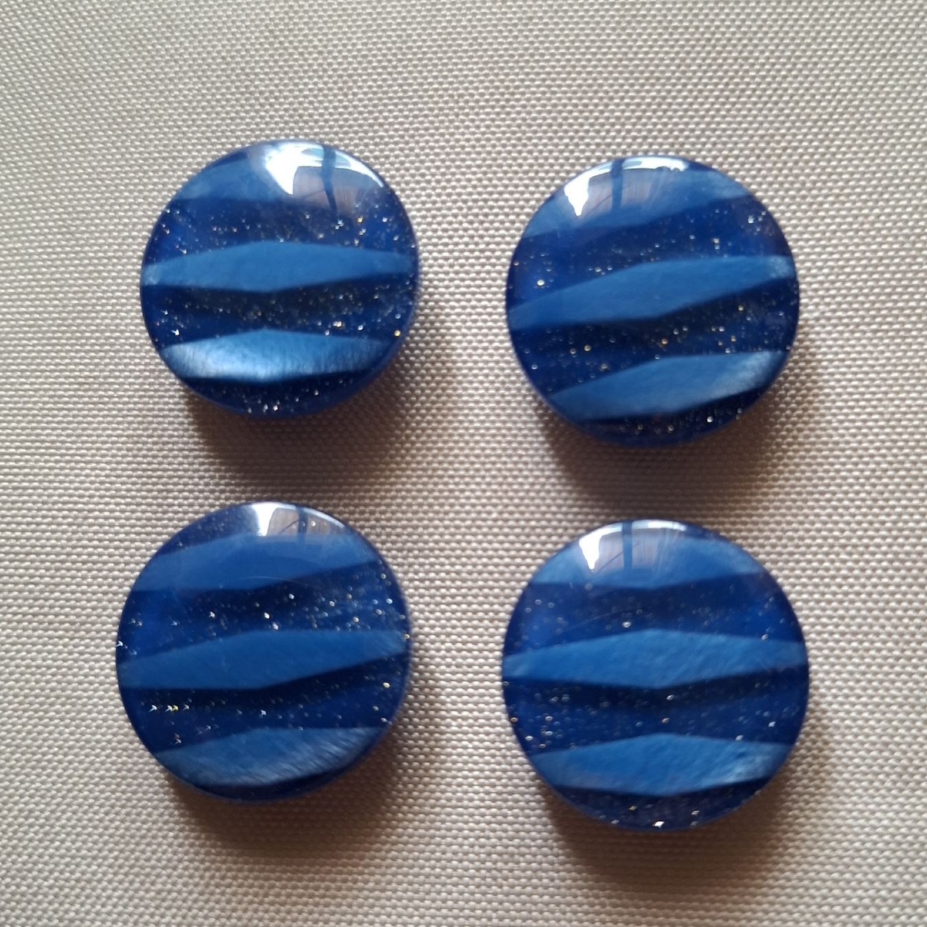 Knöpfe: 4 Knöpfe blau mit Glitzereffekt, 20 mm. – Gebraucht aus Dietikon von Hirschkopf 5