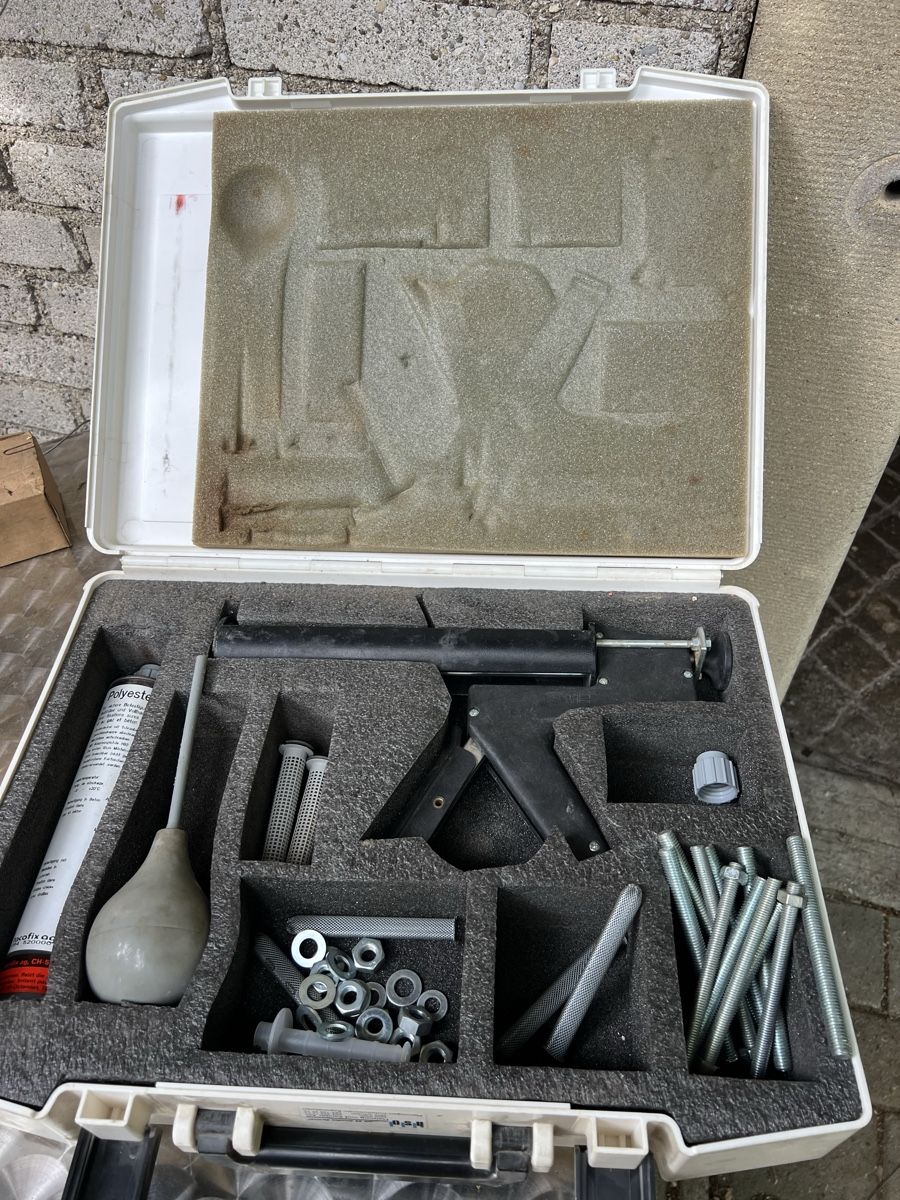 Tous les outils: Werkzeug Set Bodenanker gebraucht  – D'occasion à Neuenhof par Willi111