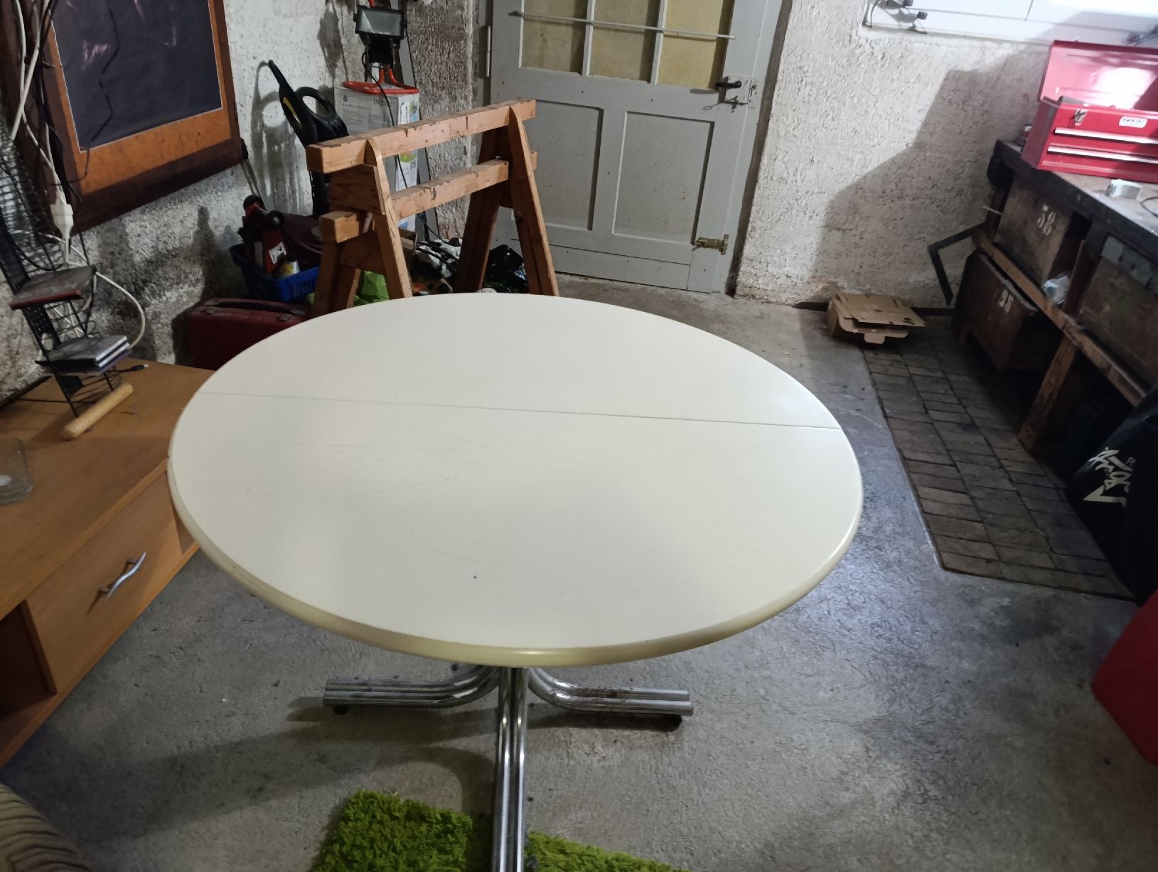 Tavoli: Runder Tisch Chromfuss Weiss  – Usato da Staufen venduto da bnd_cl5r