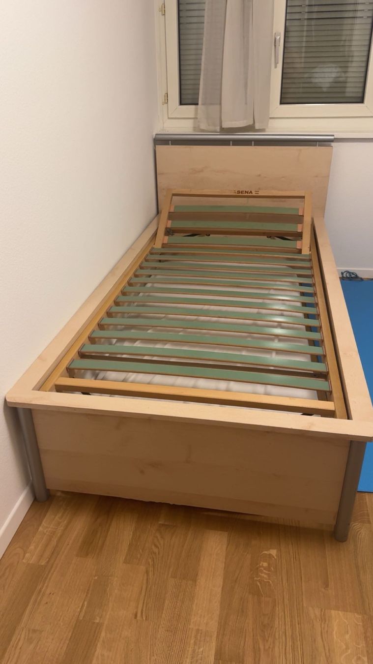 Letti: Holzbett aus Holz mit Nachttisch – Usato da Zürich venduto da yoh_yt9c