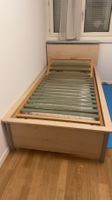 Holzbett aus Holz mit Nachttisch