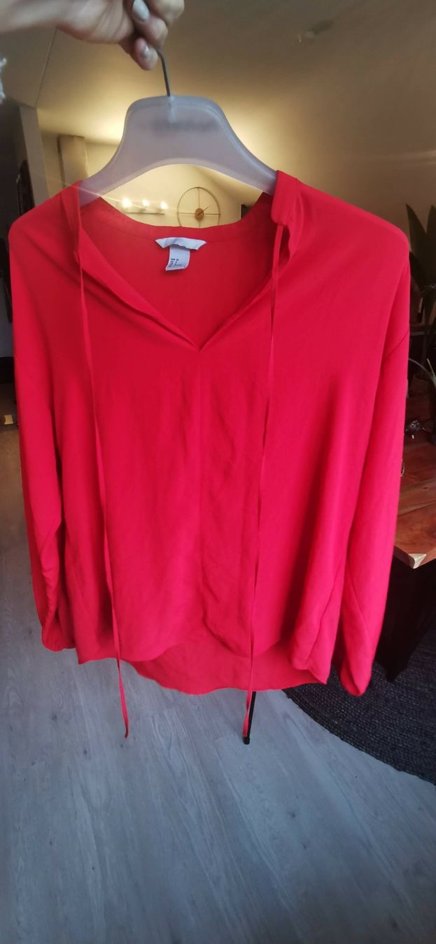 H&M Camicette: Rote Bluse mit Bindebändel H&M, Grösse S / M – Usato da Wettingen venduto da JasminL92 1