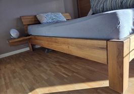 Massivholz-Bett 140 × 200 cm mit Lattenrost & Nachttischen