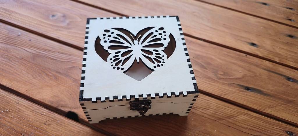 Tutte le decorazioni: Handgefertigte Holzbox mit Schmetterling – Nuovo (secondo la descrizione) da Rorschach venduto da Jakec89