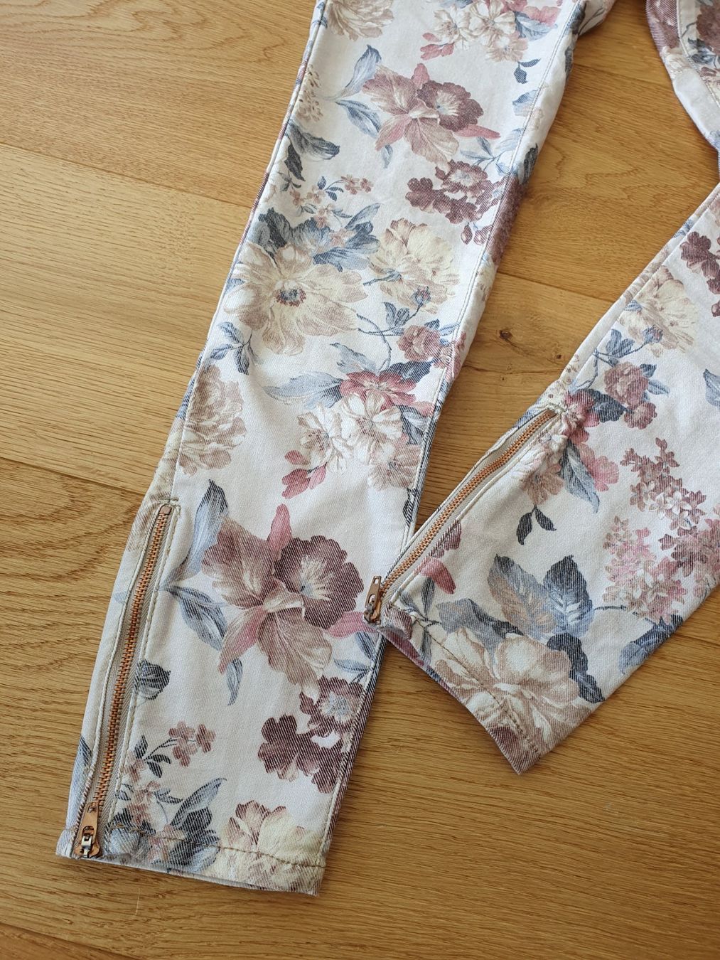 Zara Jeans: Wunderschöne Jeans mit Blumenmuster Gr. 34/36 – Usato da Pfyn venduto da ka.we 3