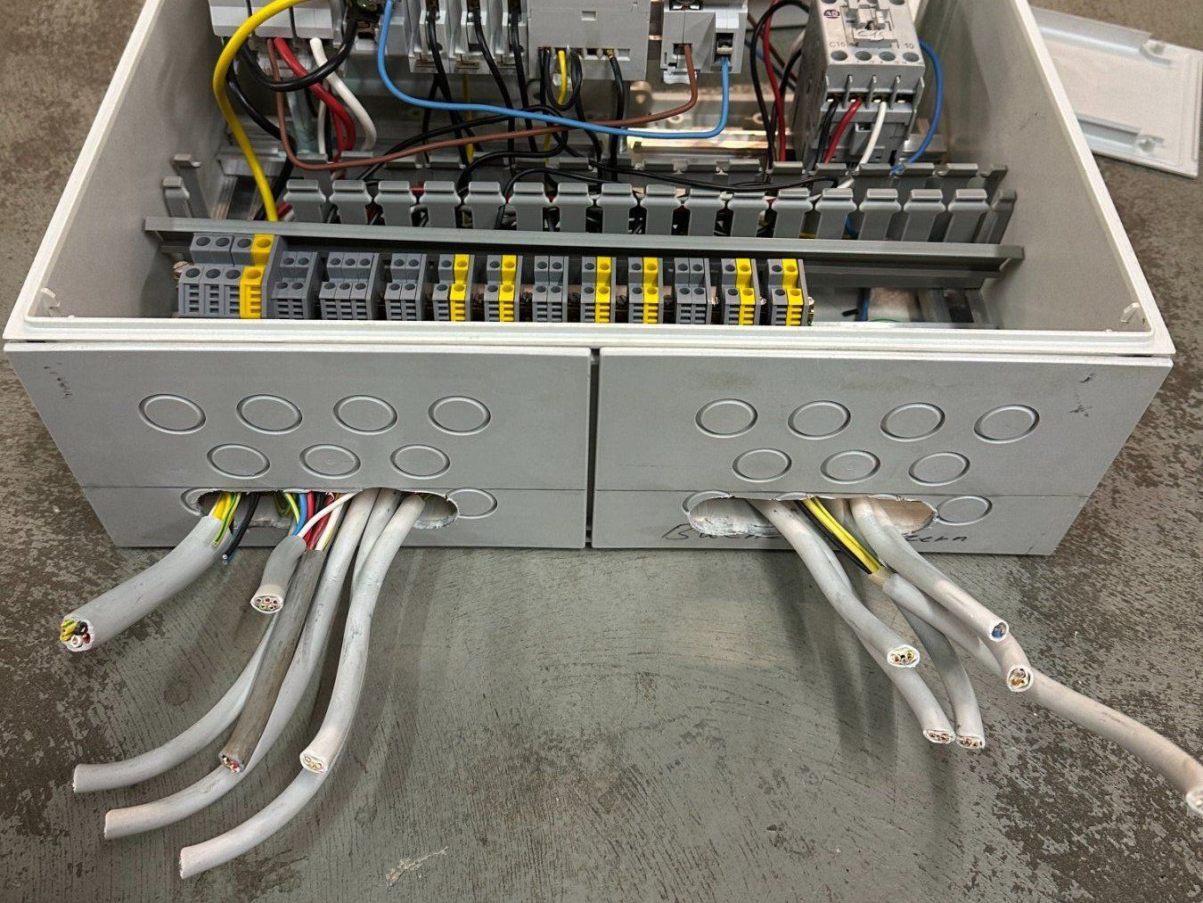 Componenti elettronici: Steuerkasten Elektrik div. Komponenten, Elektronik Bauteile – Usato da Luzern venduto da Lager6640 5