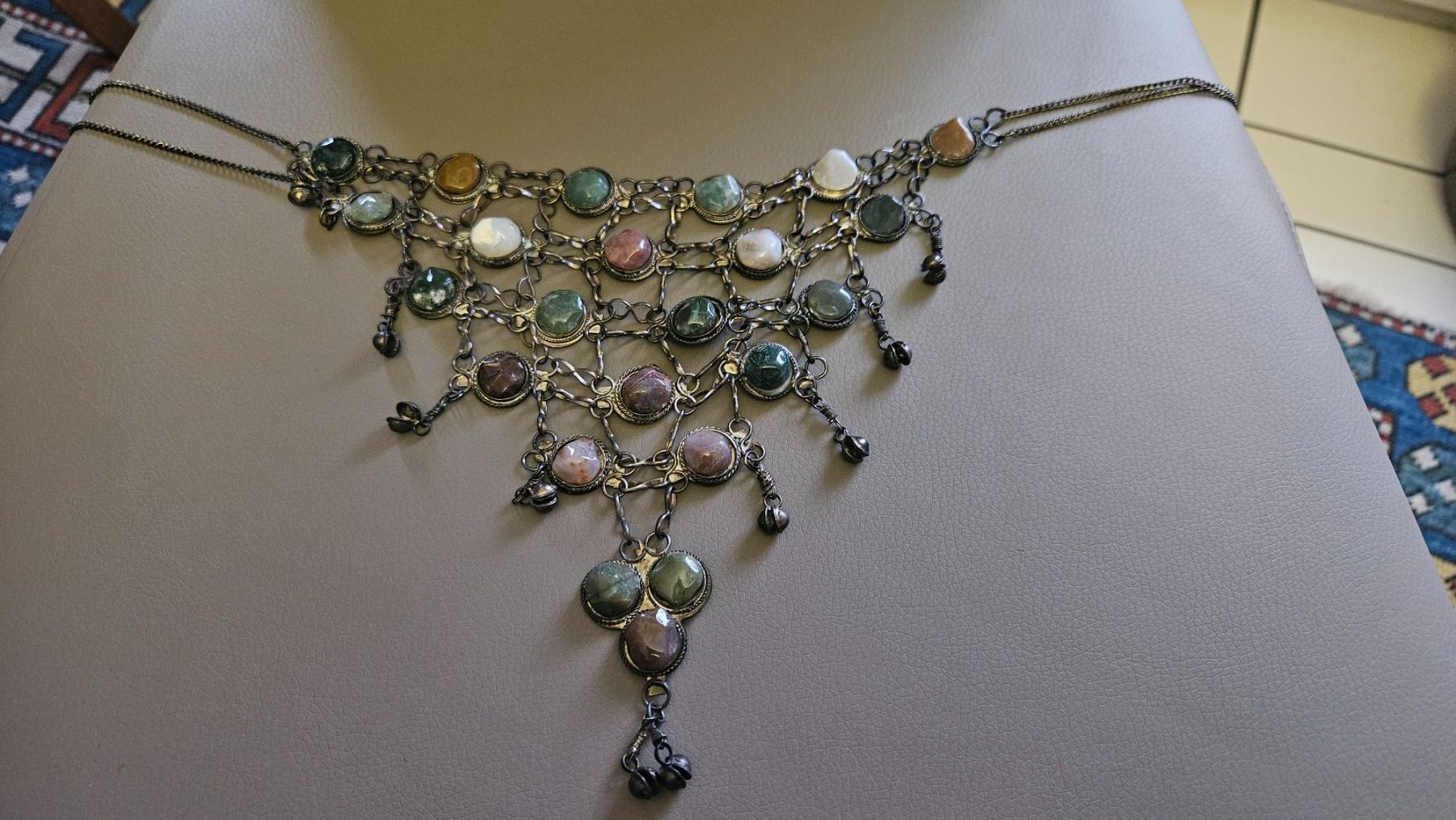 Catenine: Collana particolare con pietre concatenate – Usato da Melano venduto da H-Sara