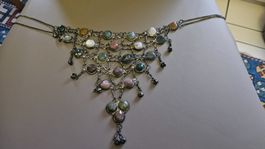 Collana particolare con pietre concatenate