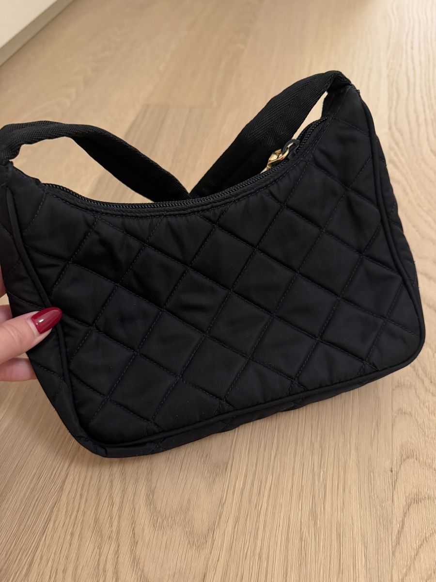 Prada Sacs femmes: Prada gesteppte Nylontasche | schwarz - gold  – Neuf (Voir description) à Wettingen par Lamadeux 3