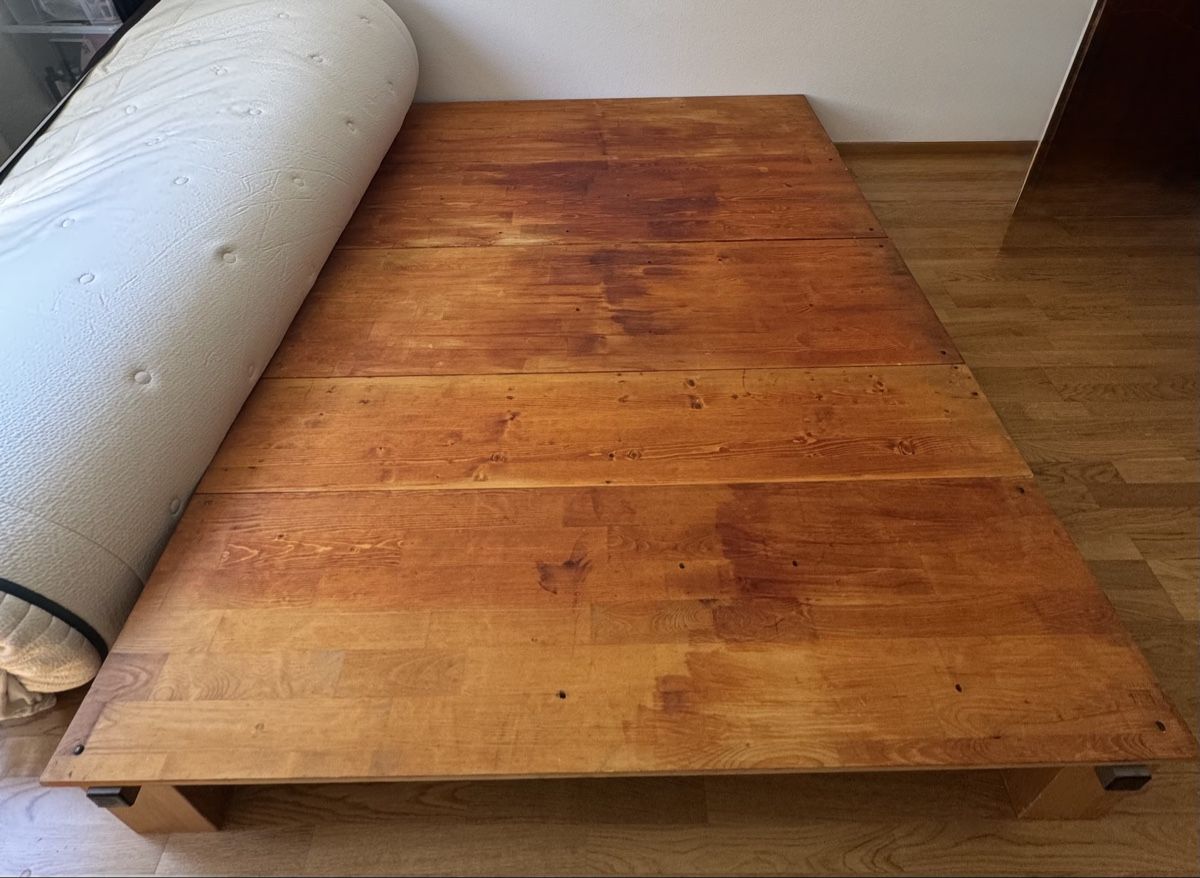 Letti: Solid Wood Platform Bed Frame - Queen Size - Rustic Look – Usato da Zürich venduto da pulapula