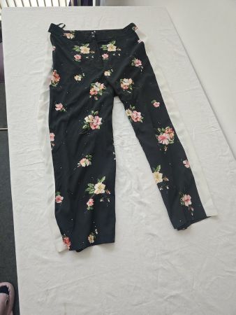 Schwarze leichte Blumenhose, Gr. L/XL