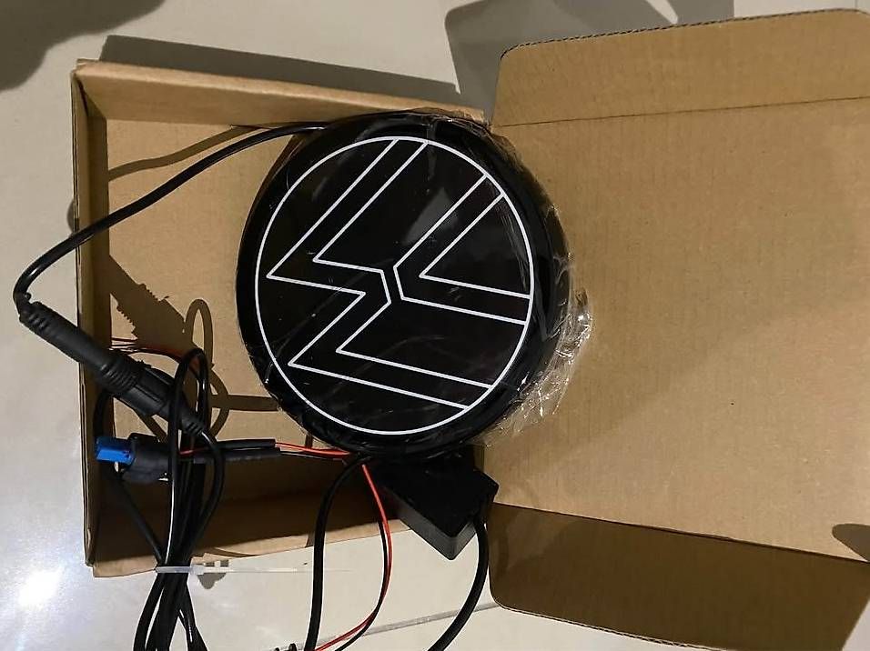 Tutti pezzi di ricambio auto: Insigne calandre LED Vw Golf 8 – Nuovo e nell'imballaggio originale da Vuisternens-Romont venduto da soa_ggr9