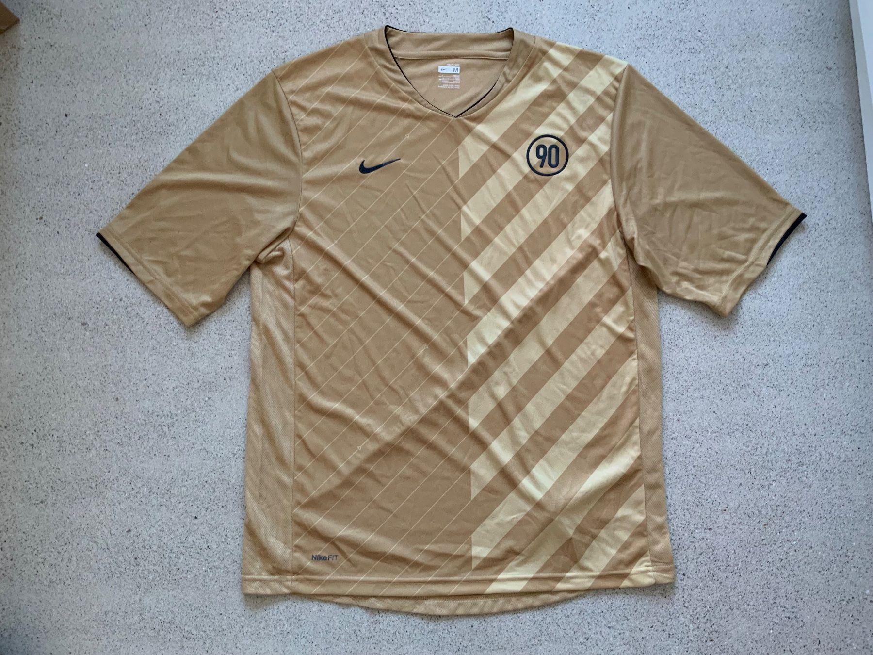 Nike T-shirt: Nike Fit Dry Shirt - Medium - Gold – Nuovo (secondo la descrizione) da Zürich venduto da Matz2001