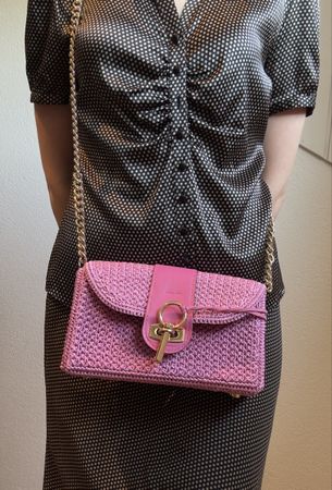     Sac à main rose style crochet avec chaîne dorée