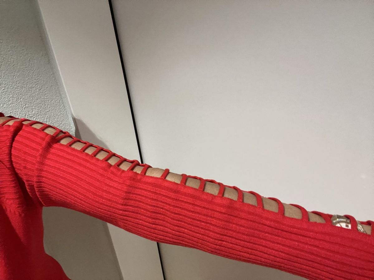 Maglioni & Felpe: Roter Strickpullover mit Details an den Ärmeln, Grösse M – Usato da Dübendorf venduto da senero44 2