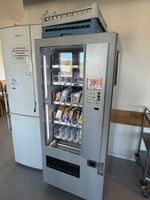 Getraenkekuehlautomat mit Flaschenfach und Snackfach gebrauc