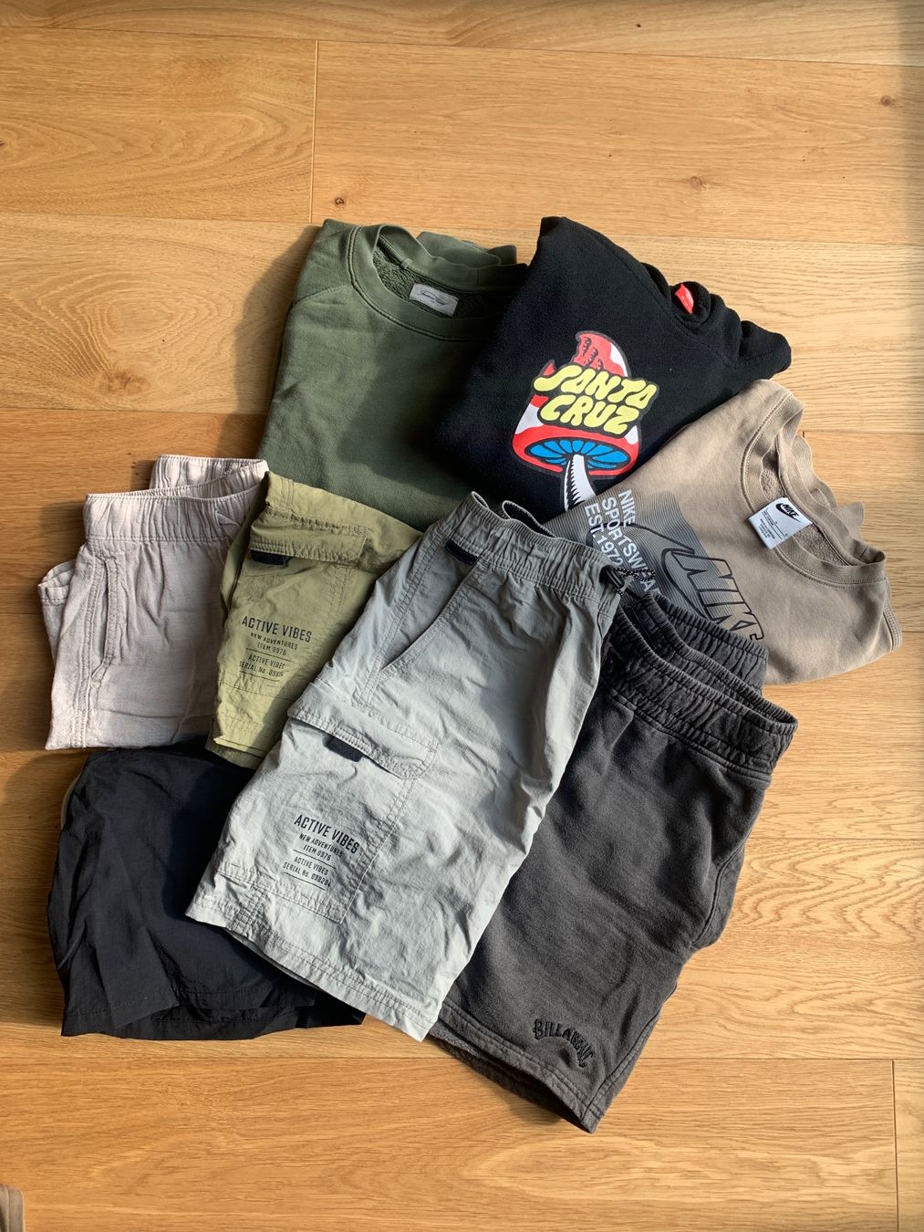 Lotti & Set di vestiti: Coole kurze Hosen, Pullover und Unterhosen – Usato da St. Gallen venduto da tst_7f6d