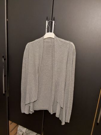 Cardigan gris clair, parfait pour la mi-saison! Taille M