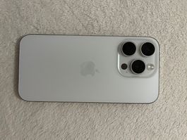 iPhone 15 pro blanc en bonne état