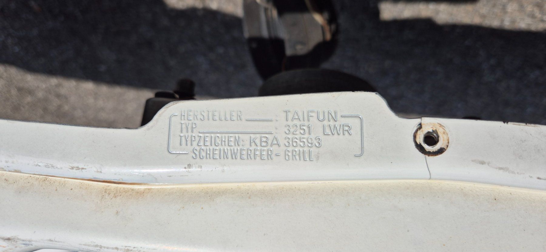 VW Tutti pezzi di ricambio auto: Golf 1 Lampengrill, Tayfun 3251 LWR – Usato da Riggisberg venduto da Mahali04 3
