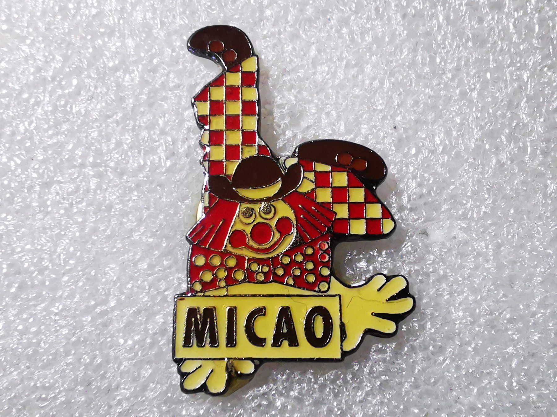 Plaketten & Abzeichen: Ansteckpin 10: Micao – Gebraucht aus Oppligen von Pin-Fall-Shop