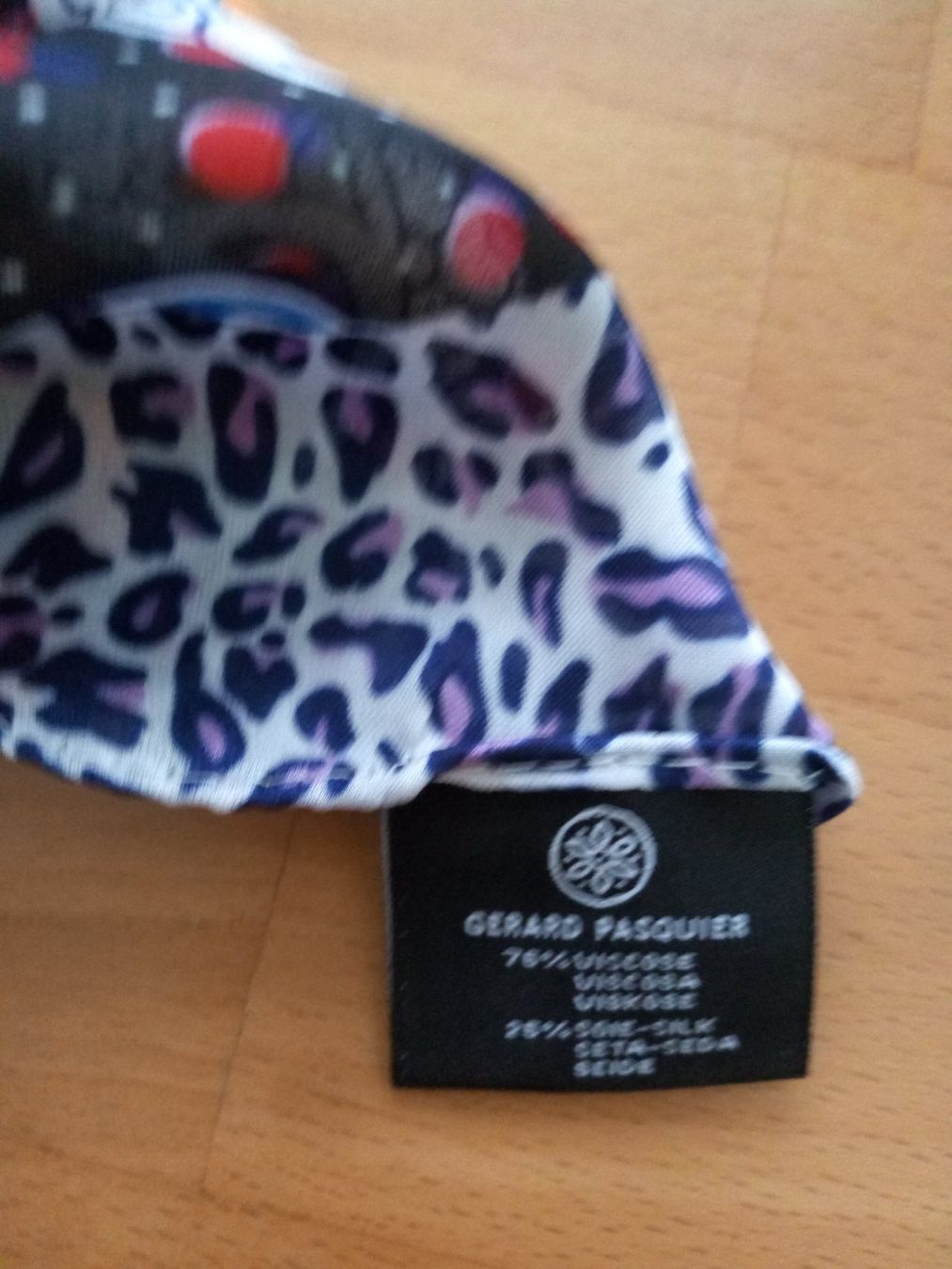 Foulard & Sciarpe: Gerard Pasquier seiden Schal Neu – Nuovo e nell'imballaggio originale da St.Gallen venduto da sendess 3