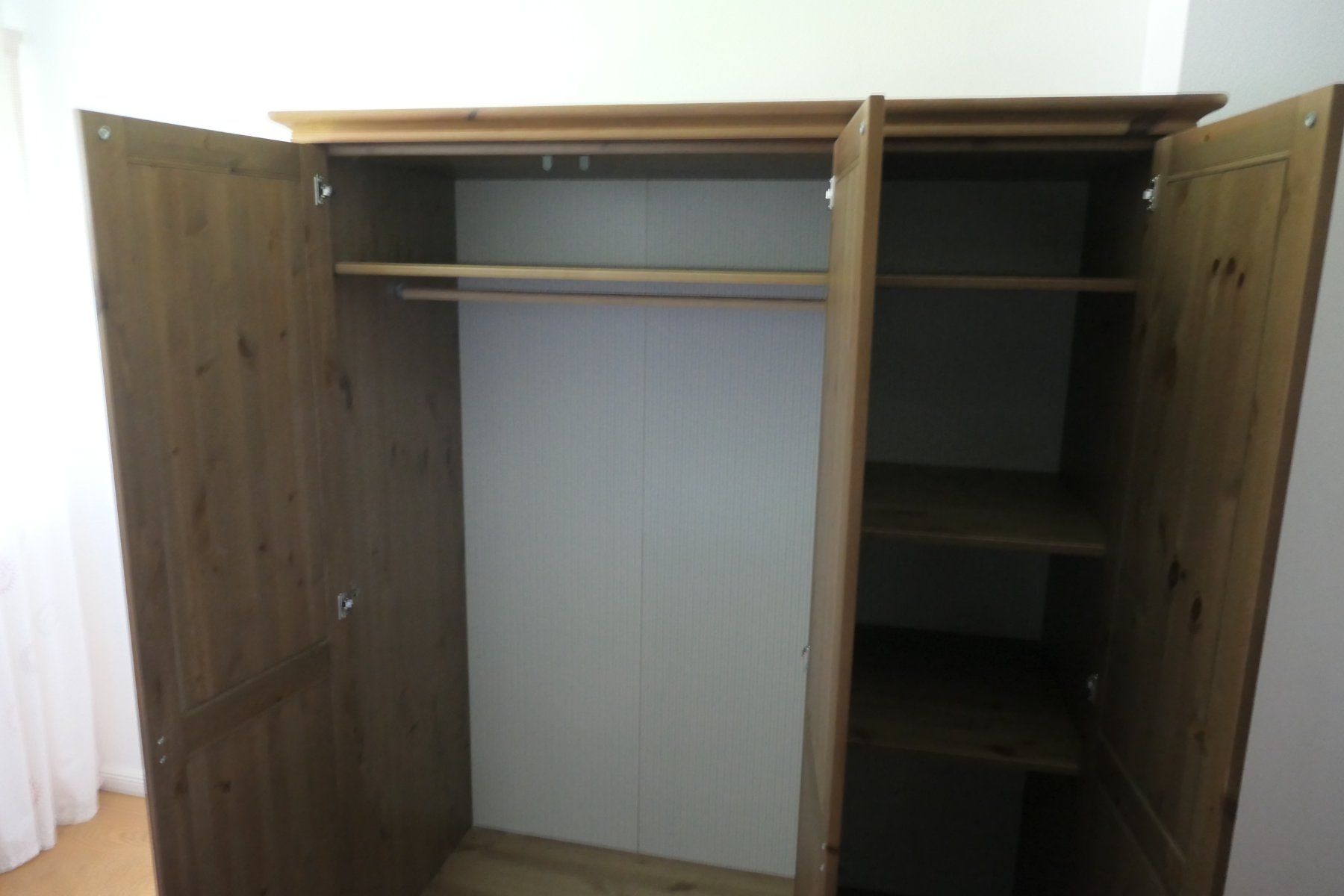Ikea Armadi: Massivholzkleiderschrank IKEA – Usato da Schwarzenberg LU venduto da U62 1