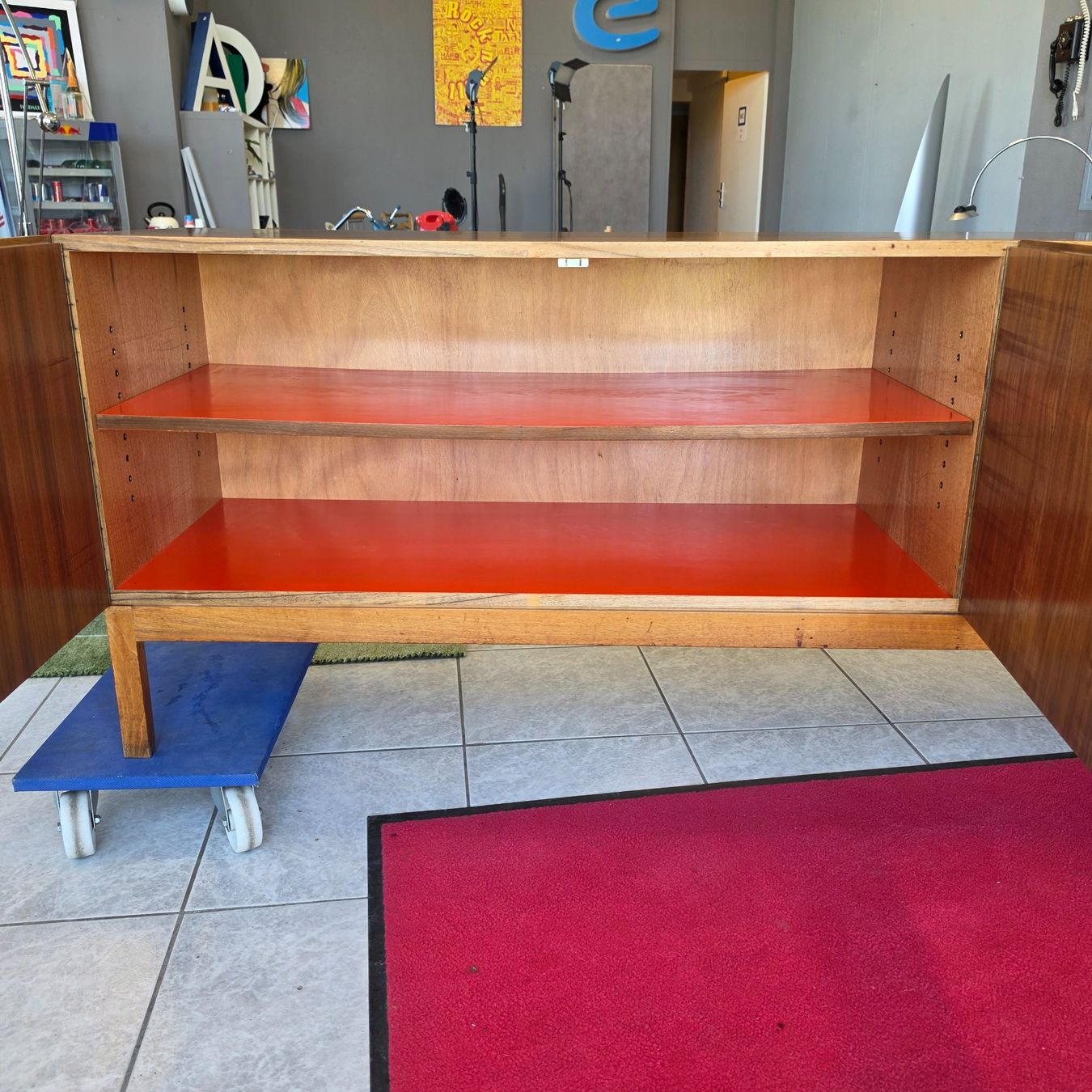 Kommoden: 1960 Sideboard Dresser Holzkommode Vintage Nussholz Kommode – Gebraucht aus Nottwil von Wondewa-Shop 9
