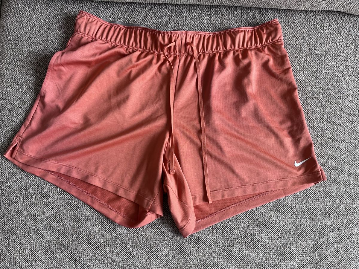 Nike Pantaloni: Nike - Damen-Shorts – Nuovo (secondo la descrizione) da Rheinfelden venduto da Storm1905