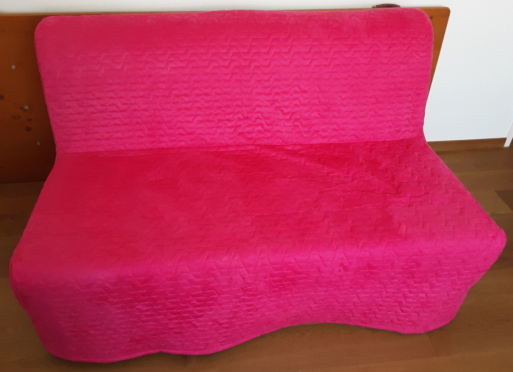 Ikea Sofas: Schlafsofa mit Lattenrost und Matratze pinker Bezug – Gebraucht aus Regensdorf von Decaisnea