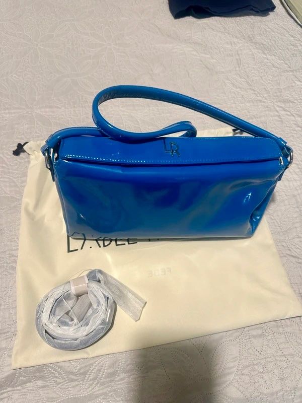 Borse da donna: Vendo borsa blu in vernice – Nuovo e nell'imballaggio originale da Brione s. Minusio venduto da Je_Jey 4