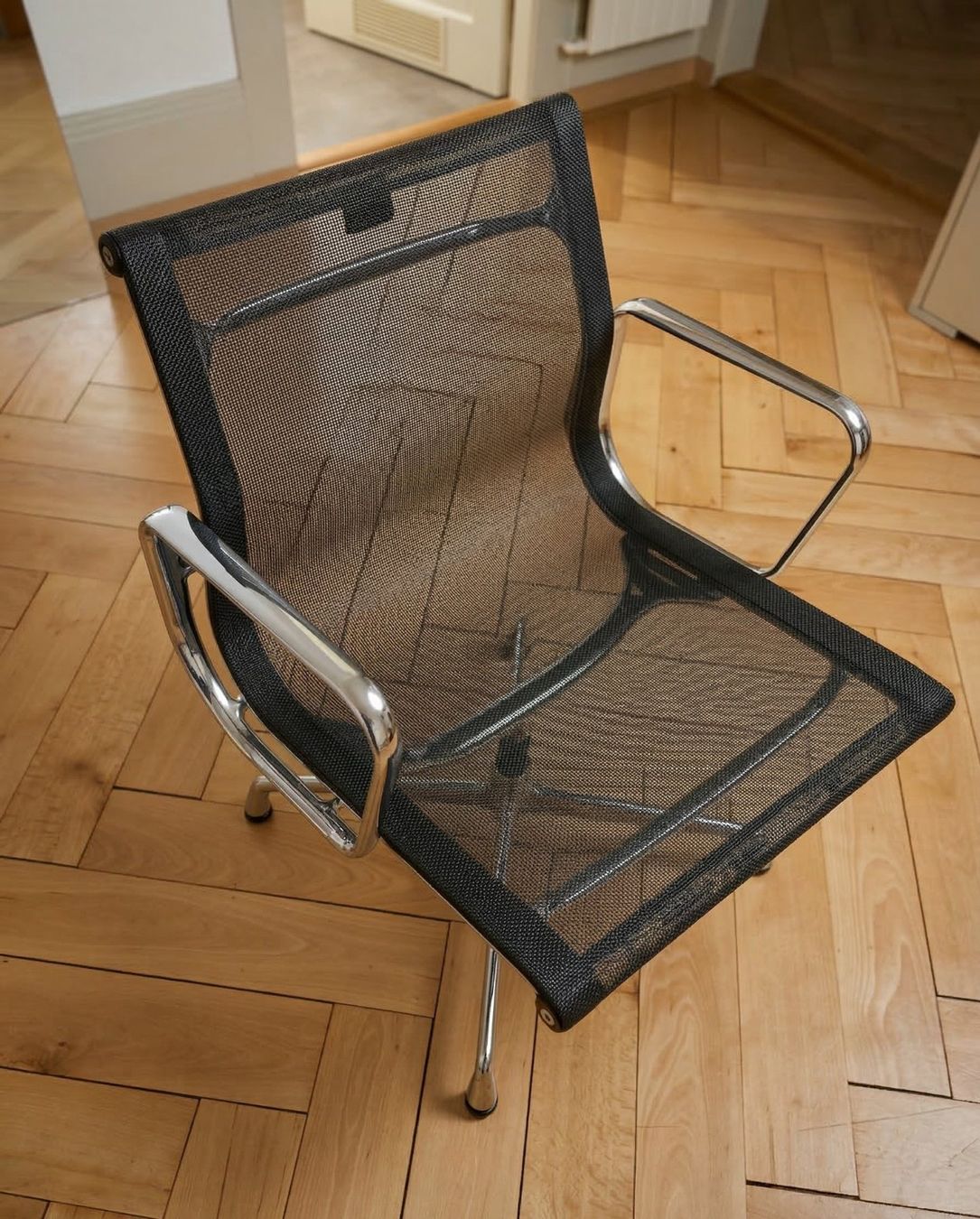 Eames Sedie: EA 107 Eames / Vitra (nicht drehbar) – Usato da Zürich venduto da karlberz 2