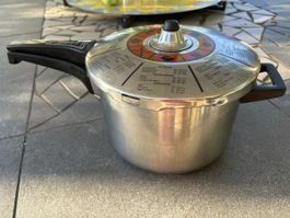 Druckkochtopf Schnellkochtopf Altes Modell gebrauchter Zusta
