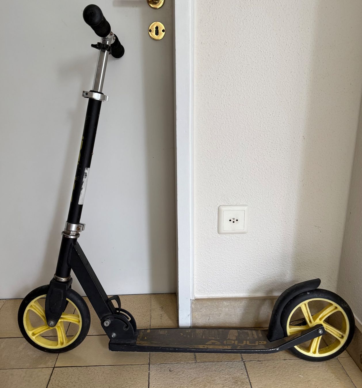 Kickboard: Tretroller, schwarz-gelb, gebraucht – Gebraucht aus Wohlen AG von thr_t5x8