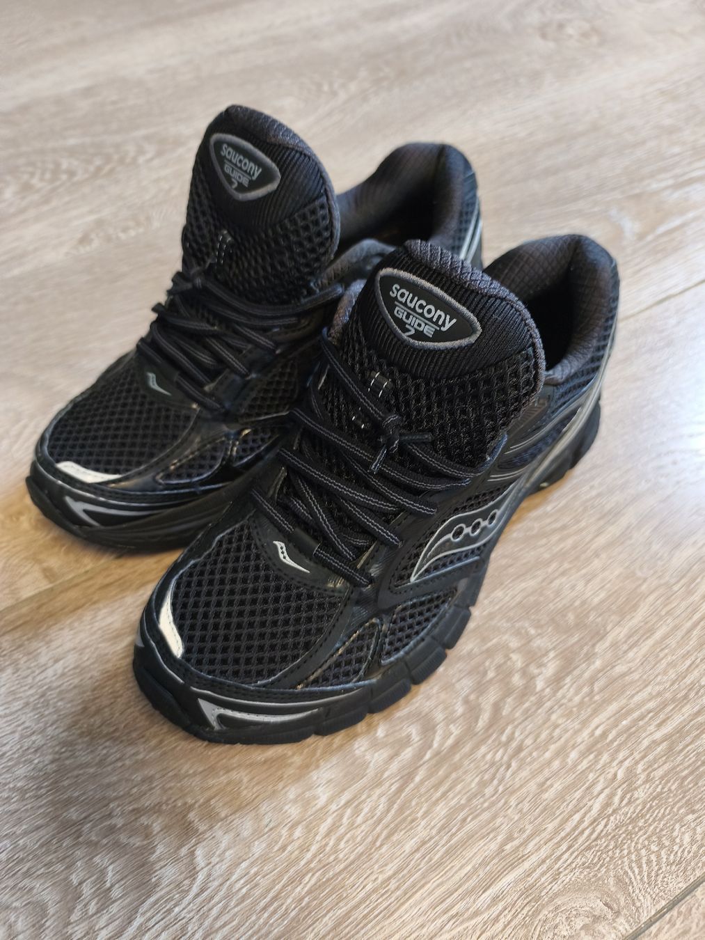 Chaussures hommes: Saucony Guide 7 basket noirs taille 42 – D'occasion à Orbe par don_ym8h