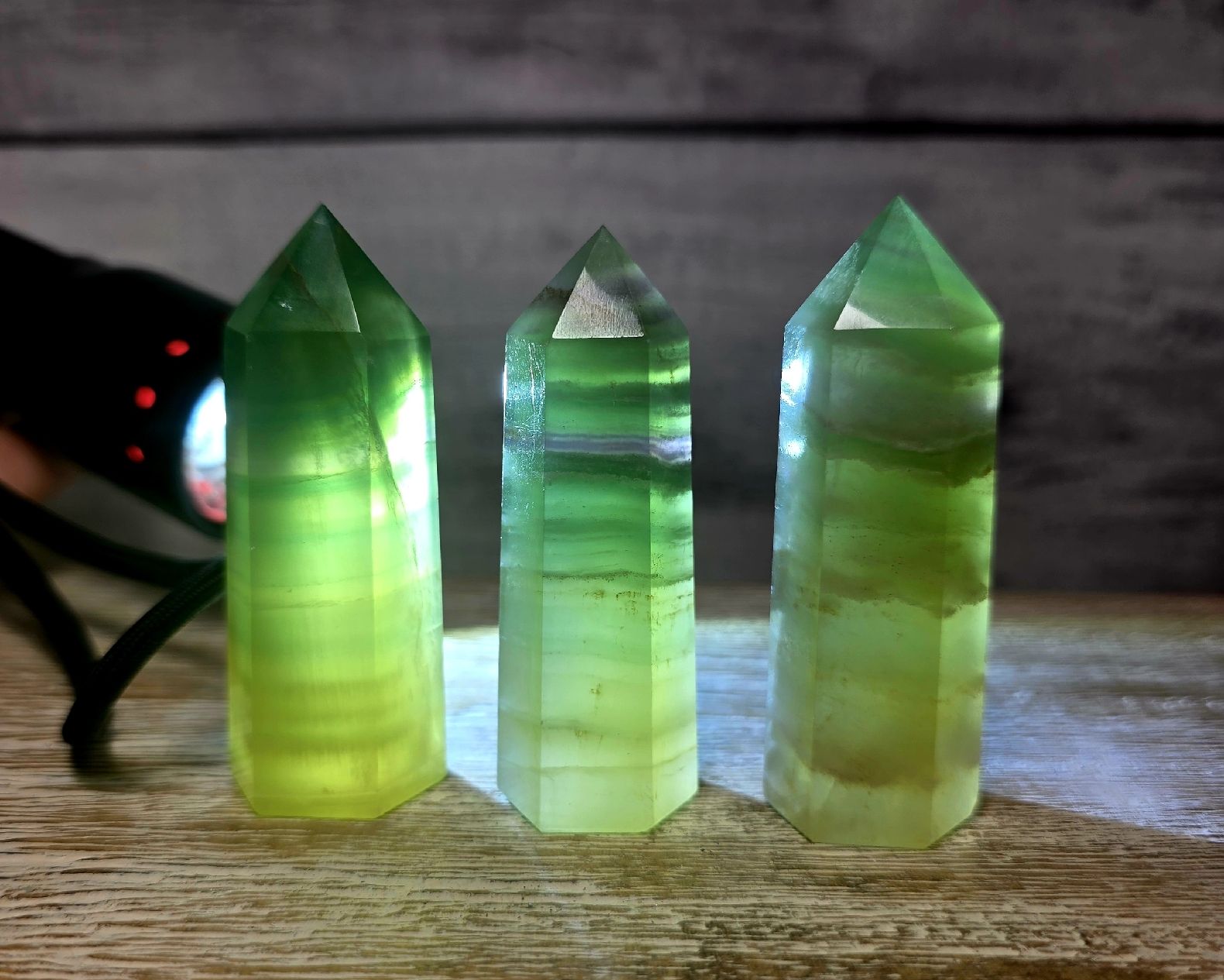 Minerali & Pietre curative: 3 grüne Fluorit Obelisken 227g – Nuovo e nell'imballaggio originale da Matzingen venduto da Shay_Crystalz