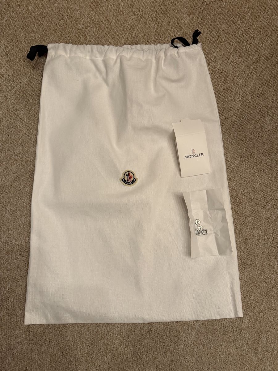 Moncler Maglioni & Felpe: Moncler Weste Grösse 4 – Nuovo e nell'imballaggio originale da Ebikon venduto da bee_66f9 7
