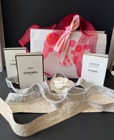 CHANEL - Parfumminis  Papierbox Kamelie Geschenksband