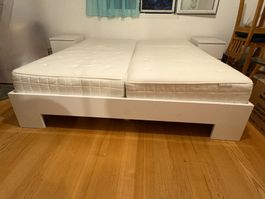Bett weiss 180cm mit Nachtttisch und Matratzen