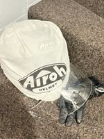 Motorradhelm Airoh SR600 silber mit Lederhandschuhen
