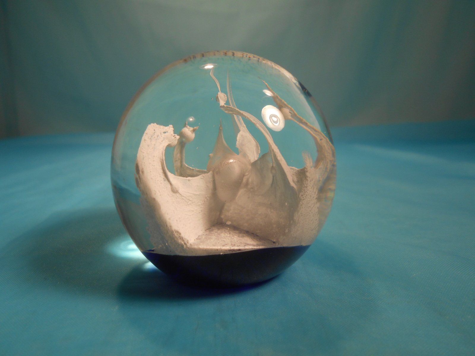 Statuette: Glaskugel, Paperweight, blauer Boden, weisse Figur – Nuovo (secondo la descrizione) da Bellach venduto da JingleCherry
