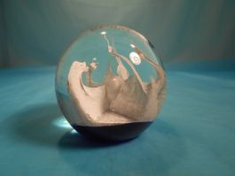 Glaskugel, Paperweight, blauer Boden, weisse Figur