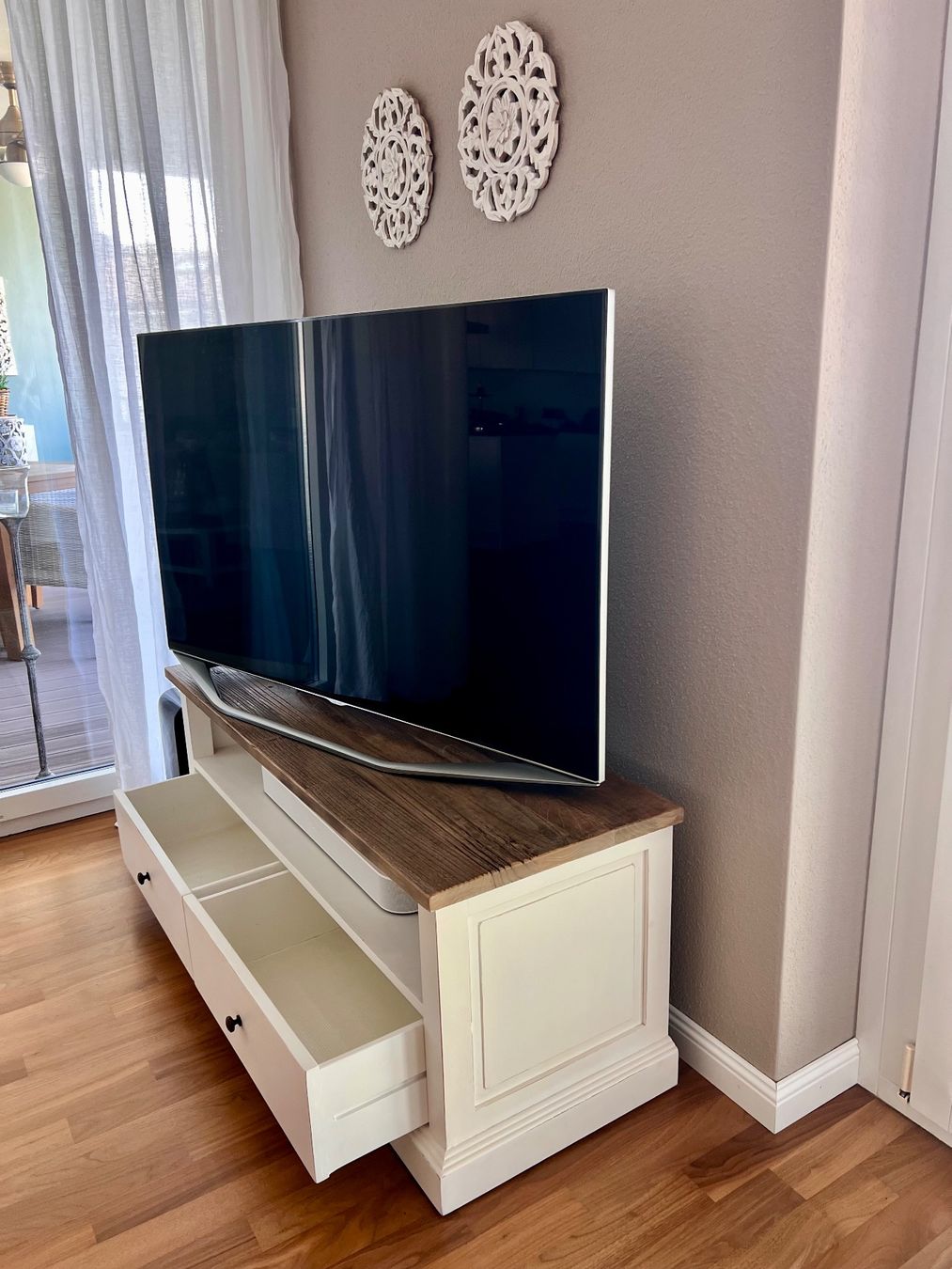TV Möbel: Fernsehmöbel weiss mit Deckblatt in Holz – Gebraucht aus Buchrain von ARNA1102 1