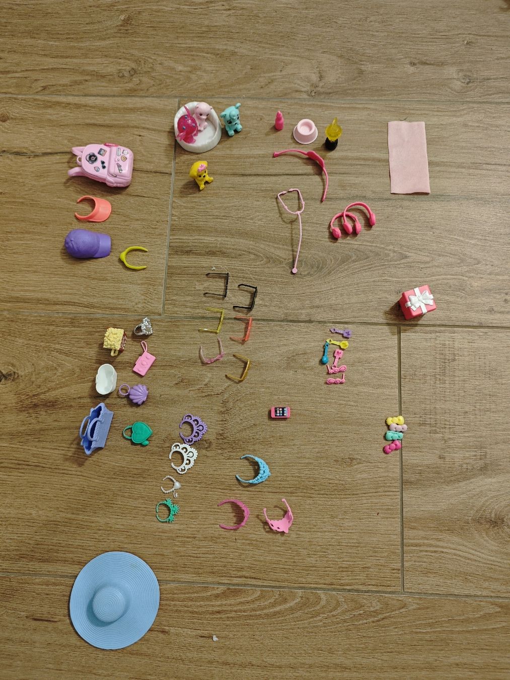 Giocattoli: Barbiekleider, -schuhe, Sonnenbrillen etc. – Usato da Gibswil venduto da jibbi01 1