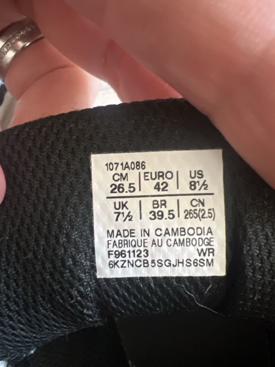 Asics Chaussures hommes: Asics Turnschuhe Grösse 42 – D'occasion à Lauerz par Zauberwald87 4