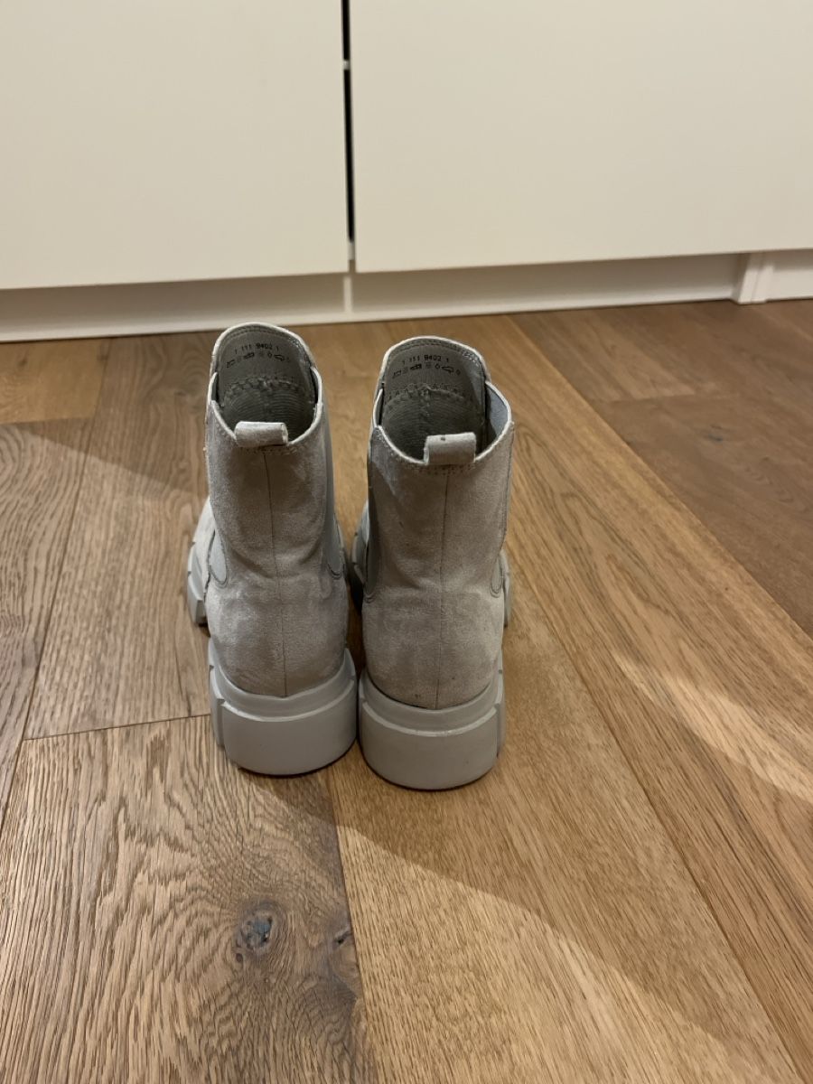 Dosenbach Damenschuhe: Grauer Wildleder Optik Stiefelette Grösse 37 – Gebraucht aus Richterswil von ste_yzq7 2