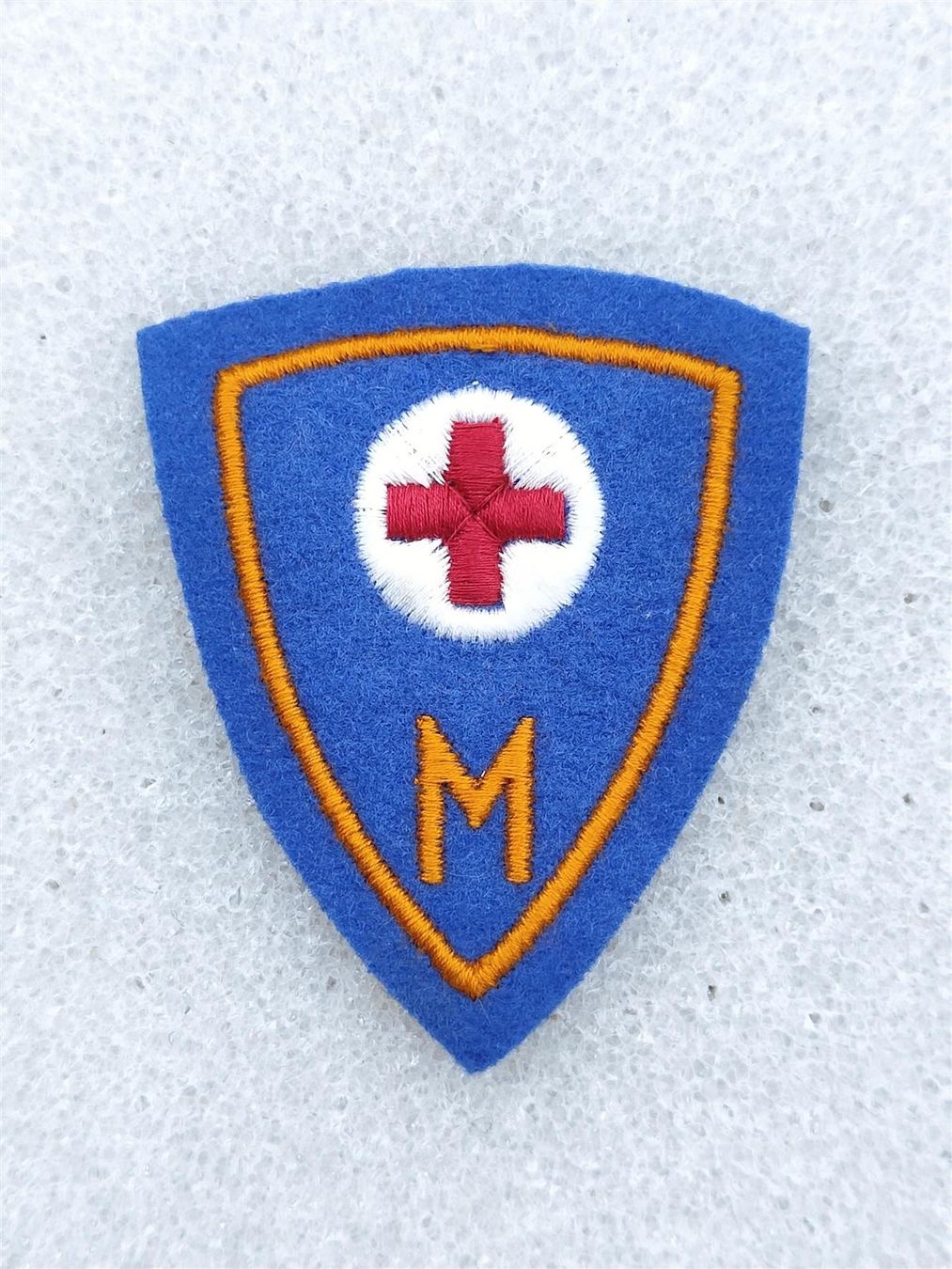 Placchette & Badge: Abzeichen Sanitätsmaterialsoldat 1972 V1 – Usato da Bauma venduto da SwissMilitaria