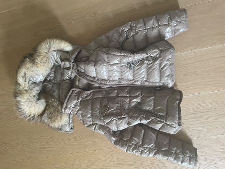 Daunenjacke Moncler beige mit Kapuze und Fellbesatz